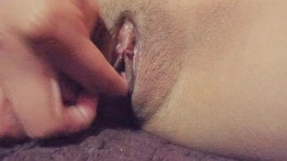女の子が小さな潮吹きをしながらオナニーして、彼女の猫を非常に濡らします