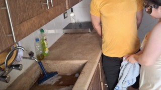 "¿Necesitas una toalla? Lo siento babe, ¡estoy colgado ahora mismo!"