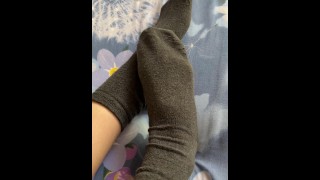 Carezze delle mie lunghe gambe in calzini grigi