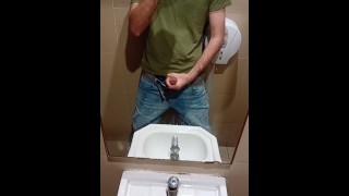 穿着蓝色牛仔裤的直男在公共厕所抽搐