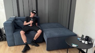 Guy szarpnął się i spuścił się w butach Nike Air Max Plus TN
