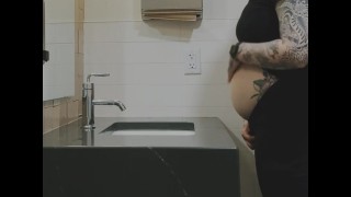 Pris pisse dans l’évier avec la porte ouverte ?